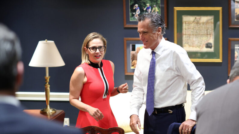 Los senadores Kyrsten Sinema (D-Ariz.) (i) y Mitt Romney (R-Utah) llegan a una reunión bipartidista sobre infraestructura en Washington el 8 de junio de 2021. (Kevin Dietsch/Getty Images)