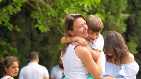 Mamá de dos niños se libera de la tristeza por la  muerte de su esposo adoptando a 6 hermanitos