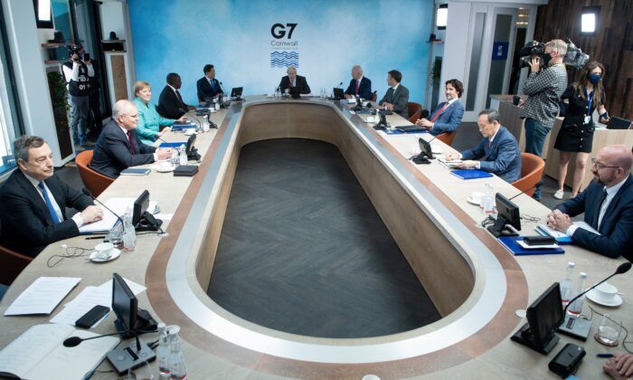 Una vista general de los líderes del G-7 y sus invitados se muestra en una sesión de trabajo durante la cumbre del G-7 en Carbis Bay, Cornwall, Reino Unido, el 12 de junio de 2021. (Brendan Smialowski/POOL/AFP a través de Getty Images)