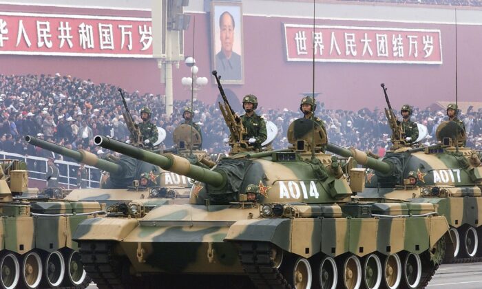 Un convoy de tanques del Ejército Popular de Liberación atraviesa la plaza de Tiananmen de Beijing el 1 de octubre de 1999 durante un desfile. (Robyn Beck/AFP vía Getty Images)