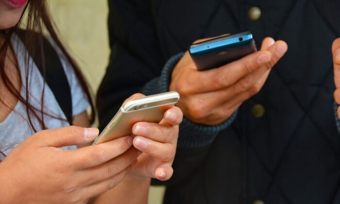 Personas enviando mensajes de texto con sus teléfonos celulares. (Dean Moriarty/Pixabay)