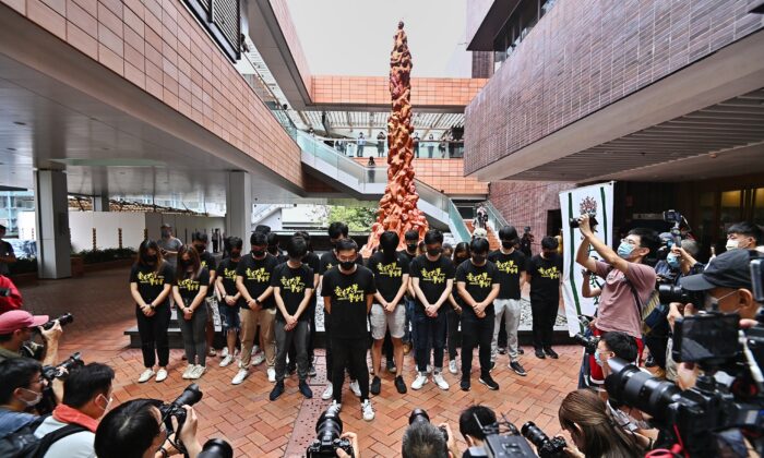 Miembros del Sindicato de Estudiantes de la Universidad de Hong Kong guardan un momento de silencio ante el Pilar de la Vergüenza en Hong Kong el 4 de junio de 2021. (Sung Pi-lung/The Epoch Times)