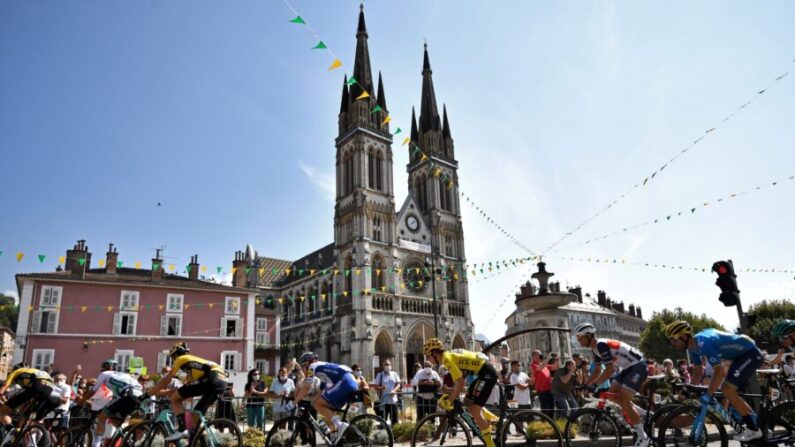 La manada de ciclistas viaja en Voiron durante la 16a etapa de la 107a edición de la carrera ciclista del Tour de Francia, 164 km entre La Tour du Pin y Villard-de-Lans, el 15 de septiembre de 2020. (Foto de Anne-Christine Poujoulat/AFP a través de Getty Images)
