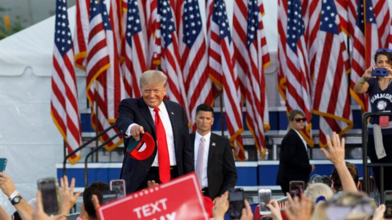 El expresidente Donald Trump señala a personas y lanza sombreros a la multitud mientras llega a su mitin de campaña en Wellington (Ohio) el 26 de junio de 2021. (Stephen Zenner/AFP vía Getty Images)