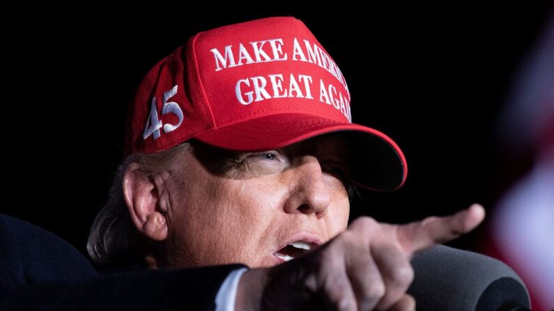 El presidente de Estados Unidos, Donald Trump, habla durante un mitin "Make America Great Again" en el aeropuerto Richard B. Russell en Roma, Georgia, el 1 de noviembre de 2020. (Brendan Smialowski/AFP vía Getty Images)