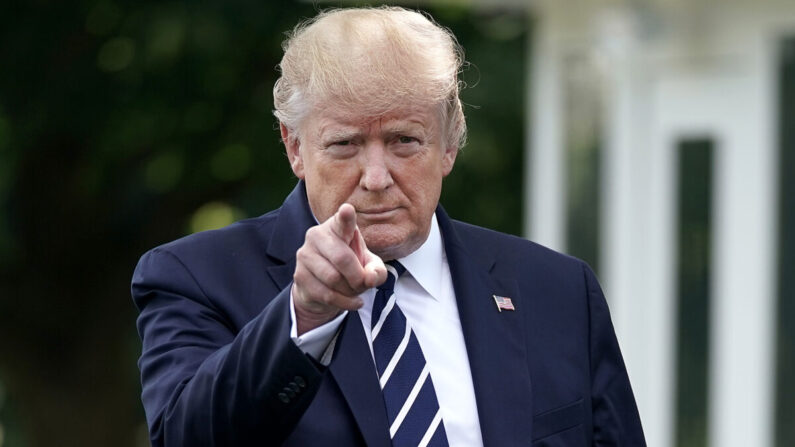 El entonces presidente Donald Trump sale de la Casa Blanca antes de partir en Washington el 19 de julio de 2019. (Chip Somodevilla/Getty Images)