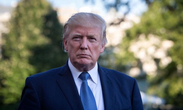 El presidente Donald Trump llega al jardín sur de la Casa Blanca en Washington, D.C., el 24 de septiembre de 2017. (Samira Bouaou/The Epoch Times)