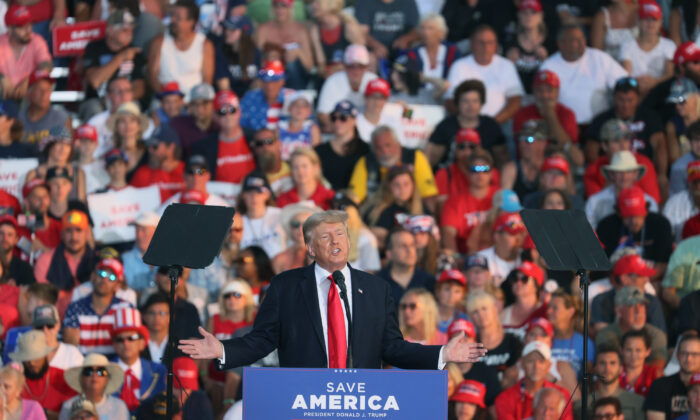 El expresidente Donald Trump habla a sus partidarios durante un mitin en el recinto ferial del Condado de Lorain en Wellington (Ohio) el 26 de junio de 2021. (Scott Olson/Getty Images)