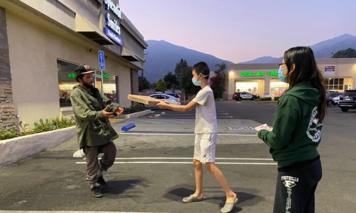 Un indigente (i) recibió una pizza de un residente en Arcadia (California) el 3 de junio de 2021. (Cortesía de Michelle Wu)