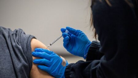 A los estadounidenses que cuentan con seguros se les está cobrando la nueva vacuna contra COVID-19
