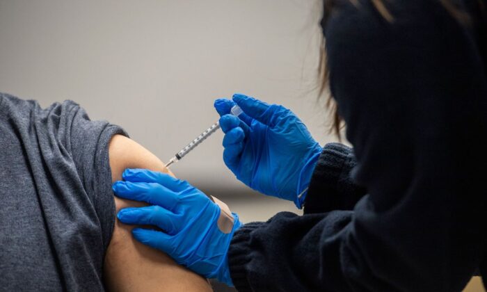 Una persona recibe una vacuna en Chelsea, Massachusetts, el 16 de febrero de 2021. (Joseph Prezioso/AFP a través de Getty Images)