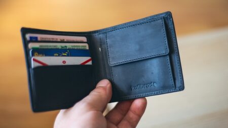 Recupera su billetera robada hace 20 años y experimenta un chistoso «viaje al pasado»