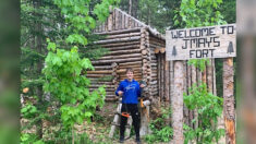 Adolescente pasa más de 1200 horas construyendo a mano una fortaleza de madera en su patio trasero