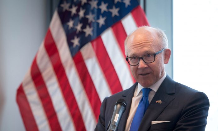 El embajador de Estados Unidos en el Reino Unido, Woody Johnson, habla con la prensa en el nuevo edificio de la Embajada de Estados Unidos en el centro de Londres el 13 de diciembre de 2017. (Stefan Rousseau/AFP/Getty Images)