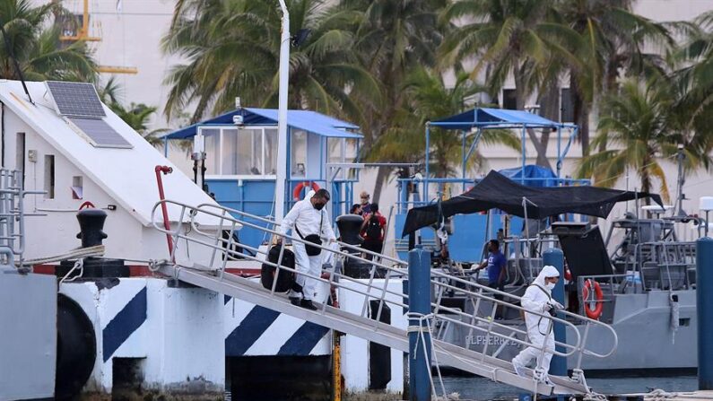 Forenses trabajan en el levantamiento de los cuerpos de tres turistas víctimas del naufragio de una lancha en Isla Mujeres, estado de Quintana Roo (México). EFE/Alonso Cupul