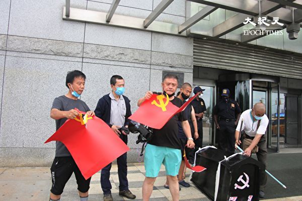 Decenas de tibetanos exiliados, hongkoneses, disidentes chinos y otras personas queman las banderas del Partido Comunista Chino (PCCh) y presentan un ataúd negro para el PCCh en protesta por su brutal régimen en China frente al consulado general de China en Nueva York , el 1 de julio, en su centenario. (Huang Xiaotang/The Epoch Times)