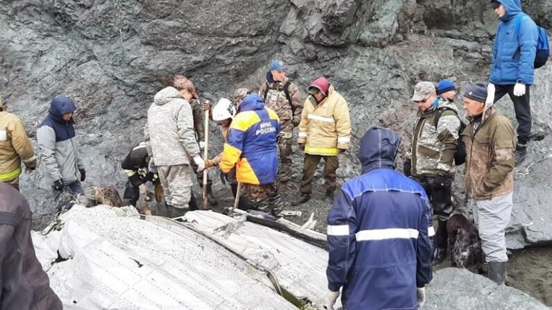Los equipos de rescate hallaron el 7 de julio de 2021 19 cadáveres de los ocupantes del avión de pasajeros An-26 que se estrelló este martes con 28 personas a bordo en la península de Kamchatka, en el extremo oriente de Rusia. EFE/EPA/EMERCOM OF RUSSIA PRESS SERVICE