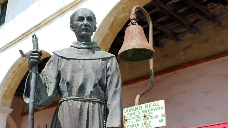 La estatua del Padre Junípero Serra en Santa Barbara el  27 de julio de 2014. (Flickr/
Wally Gobetz/CC BY-NC-ND 2.0)