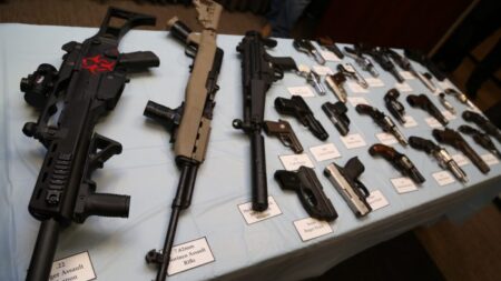 El DOJ lanza «fuerzas de ataque» en 5 ciudades para combatir el tráfico ilegal de armas