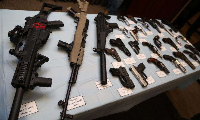 Armas de tráfico ilegal, entre las que hay rifles, revólveres y pistolas semiautomáticas, exhibidas en la Oficina del Fiscal de Distrito del Condado de Kings, Brooklyn, Nueva York, el 16 de octubre de 2013. (Christian Watjen/Epoch Times)