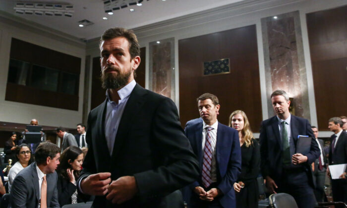 Jack Dorsey, CEO de Twitter Inc, testifica en una audiencia para examinar el uso de las plataformas de redes sociales por parte de las operaciones de influencia extranjera ante el Comité de Inteligencia en el Capitolio en Washington el 5 de septiembre de 2018. (Samira Bouaou/The Epoch Times)