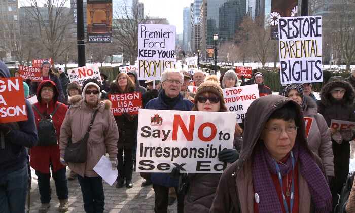 Las personas se reúnen para pedir al primer ministro Doug Ford que cumpla su promesa de derogar el controvertido plan de estudios de educación sexual de 2015 y para que la ministra de Educación Lisa Thompson renuncie en Queen's Park en Toronto el 2 de febrero de 2019. (NTD Televisión)