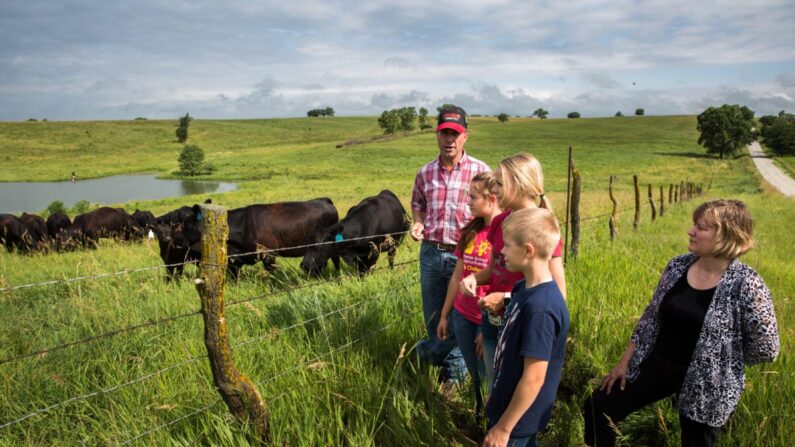 El ganadero Rod Christen (izq.) con su familia en su granja en el sur de Nebraska el 25 de junio de 2021. (Petr Svab/The Epoch Times)