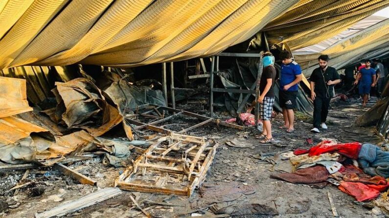Un incendio de un hospital dedicado al tratamiento de pacientes aislados de covid-19 ocurrido el 12 de julio de 2021 en la ciudad de Nasiriya, en el sur de Irak, dejó 92 muertos, según fuentes oficiales. EFE/EPA/HAIDER AL-ASSADEE