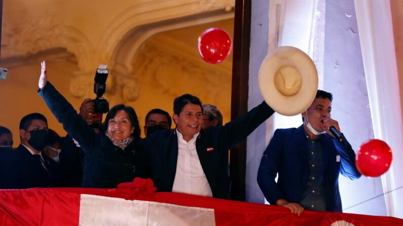 El izquierdista Pedro Castillo (c) saluda simpatizantes desde un balcón luego de ser proclamado hoy presidente electo del país, en Lima, Perú. (EFE/ Paolo Aguilar)