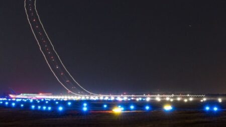 Fotógrafo argentino capta asombrosas luces que ‘elevan al cielo’ en pista de aterrizaje del aeropuerto