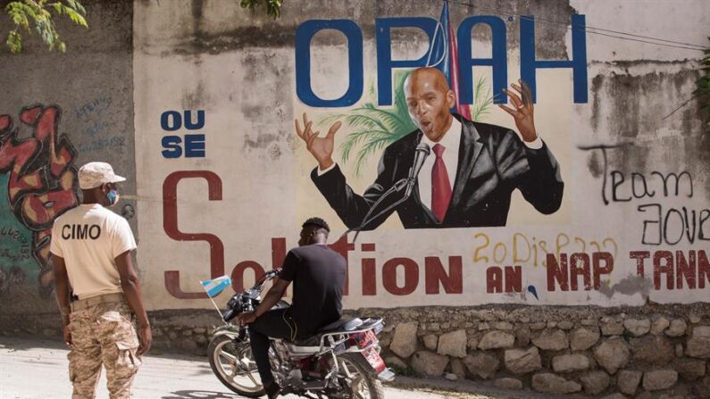 Un policía vigila el acceso a la casa del asesinado presidente Jovenel Moise en Puerto Príncipe (Haití). EFE/ Orlando Barría/Archivo