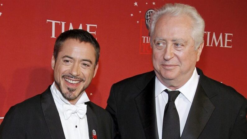 Fotografía de archivo fechada el 8 de mayo de 2008 que muestra al actor Robert Downey Jr junto a su padre, el cineasta Robert Downey Sr (d), mientras posan en la gala de la revista Time por las 100 Personas más Influyentes del Mundo, en Nueva York (EE.UU.). EFE/PETER FOLEY /Archivo