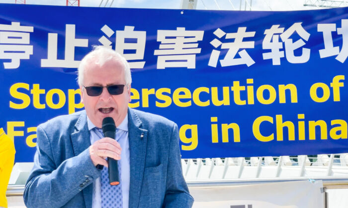 Mattie McGrath, diputado independiente, habla en un rally que marca el 22º año de la persecución de Falun Gong en China, en Dublín, Irlanda, el 14 de julio de 2021. (Feng Yu/The Epoch Times)