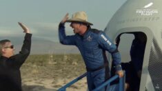 Jeff Bezos vuelve a tierra tras alcanzar el espacio en cohete de Blue Origin