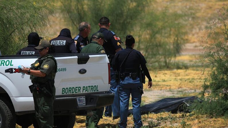 Forenses de Estados Unidos trasladan el cuerpo de un migrante que falleció presumiblemente ahogado en el Río Bravo, en Ciudad Juárez, estado de Chihuahua (México). EFE/ Luis Torres