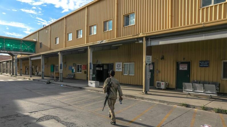 Un soldado del ejército afgano camina dentro de la base aérea de Bagram, a unos 50 kilómetros al norte de la capital, Kabul, Afganistán. EFE/EPA/HEDAYATULLAH AMID