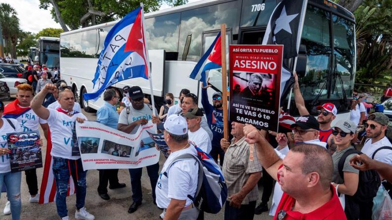 Con gritos de "Díaz-Canel asesino", "Viva Cuba libre" y "Abajo la dictadura", los cubanos partieron de un parque aledaño al Aeropuerto Internacional de Miami (MIA) rumbo a la capital estadounidense. EFE/EPA/CRISTOBAL HERRERA-ULASHKEVICH