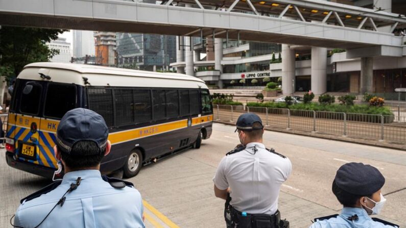 El primer sentenciado por la polémica Ley de Seguridad Nacional de Hong Kong, Leon Tong Ying-kit, recibió este viernes 30 de julio de 2021 una condena de 9 años de cárcel por los cargos de "incitar a la subversión" y "actos de terrorismo", informó la radiotelevisión hongkonesa RTHK. EFE/EPA/Miguel Candela
