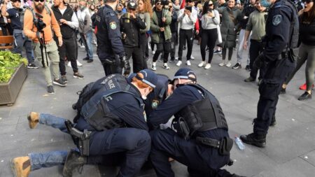 Policía australiana pide ayuda al ejército para vigilar Sídney por brote de covid-19