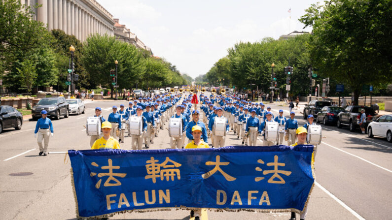 Los practicantes de Falun Gong participan en un desfile que marca el 22º aniversario del inicio de la persecución del régimen chino contra Falun Gong, en Washington el 16 de julio de 2021. (Larry Dye/The Epoch Times)