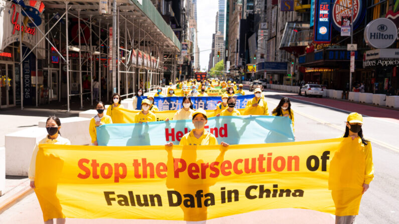 Los practicantes de la disciplina espiritual Falun Gong realizan un desfile en Nueva York para celebrar el Día Mundial de Falun Dafa y protestar por la actual persecución contra el grupo por parte del Partido Comunista Chino en China, el 13 de mayo de 2020. (Larry Dai/The Epoch Times)