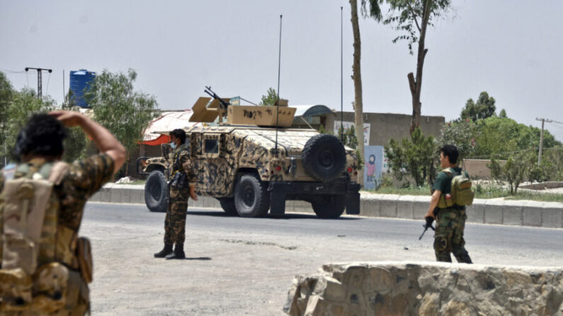 El personal de seguridad afgano monta guardia a lo largo de la carretera, en medio de la lucha en curso entre las fuerzas de seguridad afganas y los combatientes talibanes, en Kandahar, el 9 de julio de 2021. (Javed Tanveer/AFP a través de Getty Images)