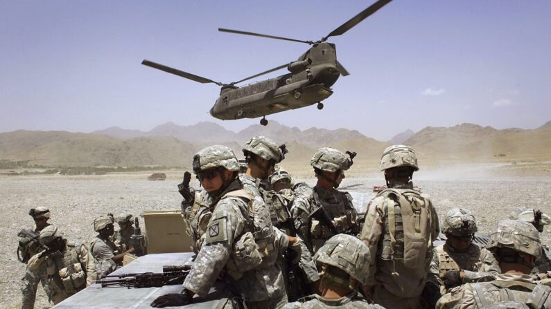 Soldados estadounidenses de la 10ª División de Montaña se despliegan para luchar contra los combatientes talibanes en el marco de la operación "Mountain Thrust" en una base estadounidense cerca del pueblo de Deh Afghan, en la provincia afgana de Zabul, el 22 de junio de 2006. (John Moore/Getty Images)