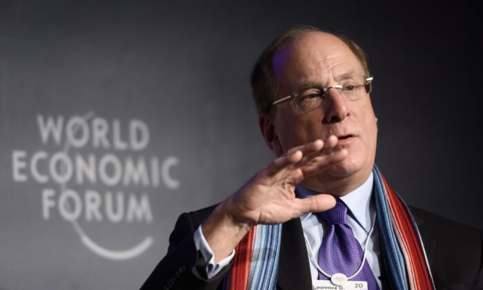 El presidente y director ejecutivo de BlackRock, Laurence D. Fink, asiste a una sesión en la reunión anual del Foro Económico Mundial (WEF), en Davos, el 23 de enero de 2020. (FABRICE COFFRINI/AFP a través de Getty Images)