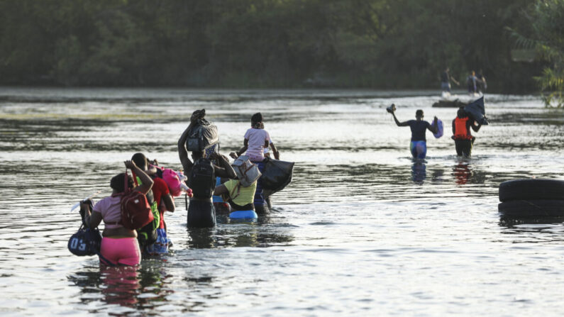 Un grupo de inmigrantes ilegales cruza el Río Grande desde Acuña, México, hasta Del Río, Texas, el 25 de julio de 2021. (Charlotte Cuthbertson/The Epoch Times)
