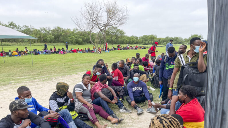 Un grupo de más de 350 inmigrantes ilegales esperan a la Patrulla Fronteriza después de cruzar el Río Grande desde México hacia Del Río, Texas, el 25 de julio de 2021. (Charlotte Cuthbertson/The Epoch Times)