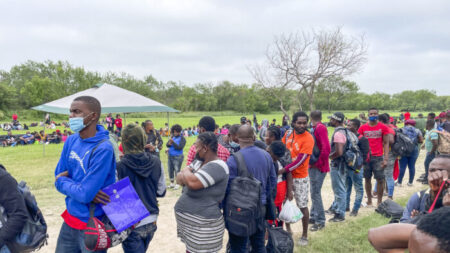 El reasentamiento de menores no acompañados divide a un pueblo de Michigan