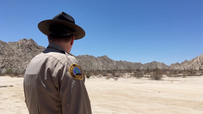 El alguacil Leon Wilmot en el desierto al este de Yuma, Arizona, cerca de la frontera entre Estados Unidos y México el 25 de mayo de 2018. (Charlotte Cuthbertson/The Epoch Times)