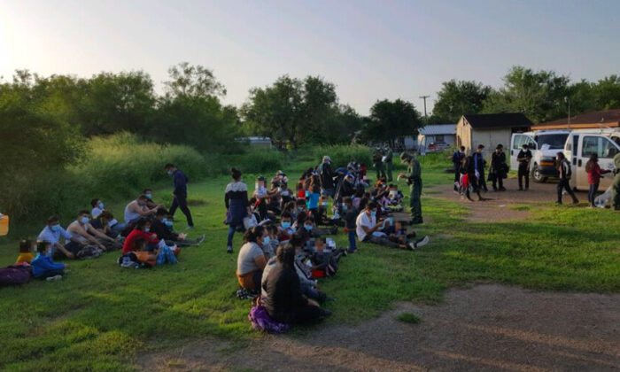 La Patrulla Fronteriza detiene a un grupo de 298 inmigrantes ilegales en La Grulla (Texas) el 17 de julio de 2021. (CBP)