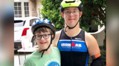 Niño con síndrome de Down completa minitriatlón tras conocer a un atleta con la misma condición